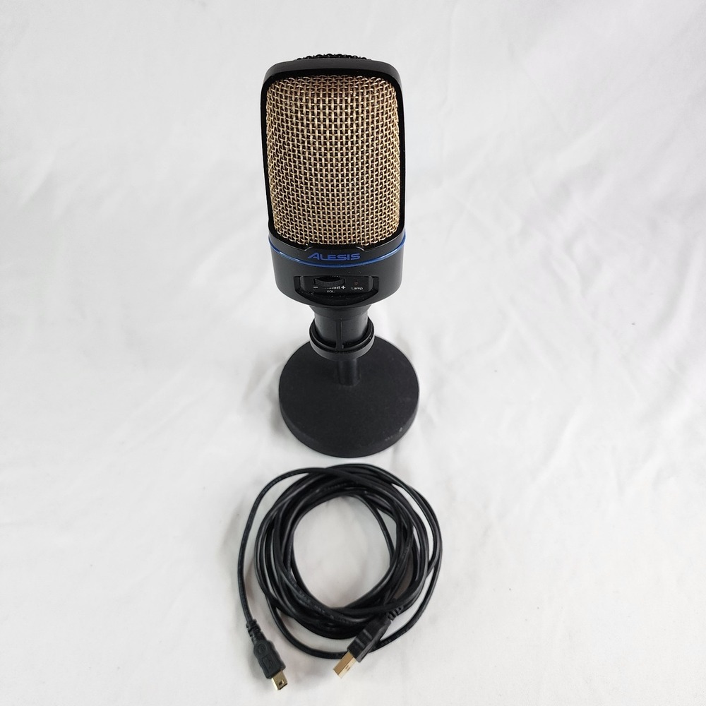 Alesis AM01 Podcast Microphone and USB cable.